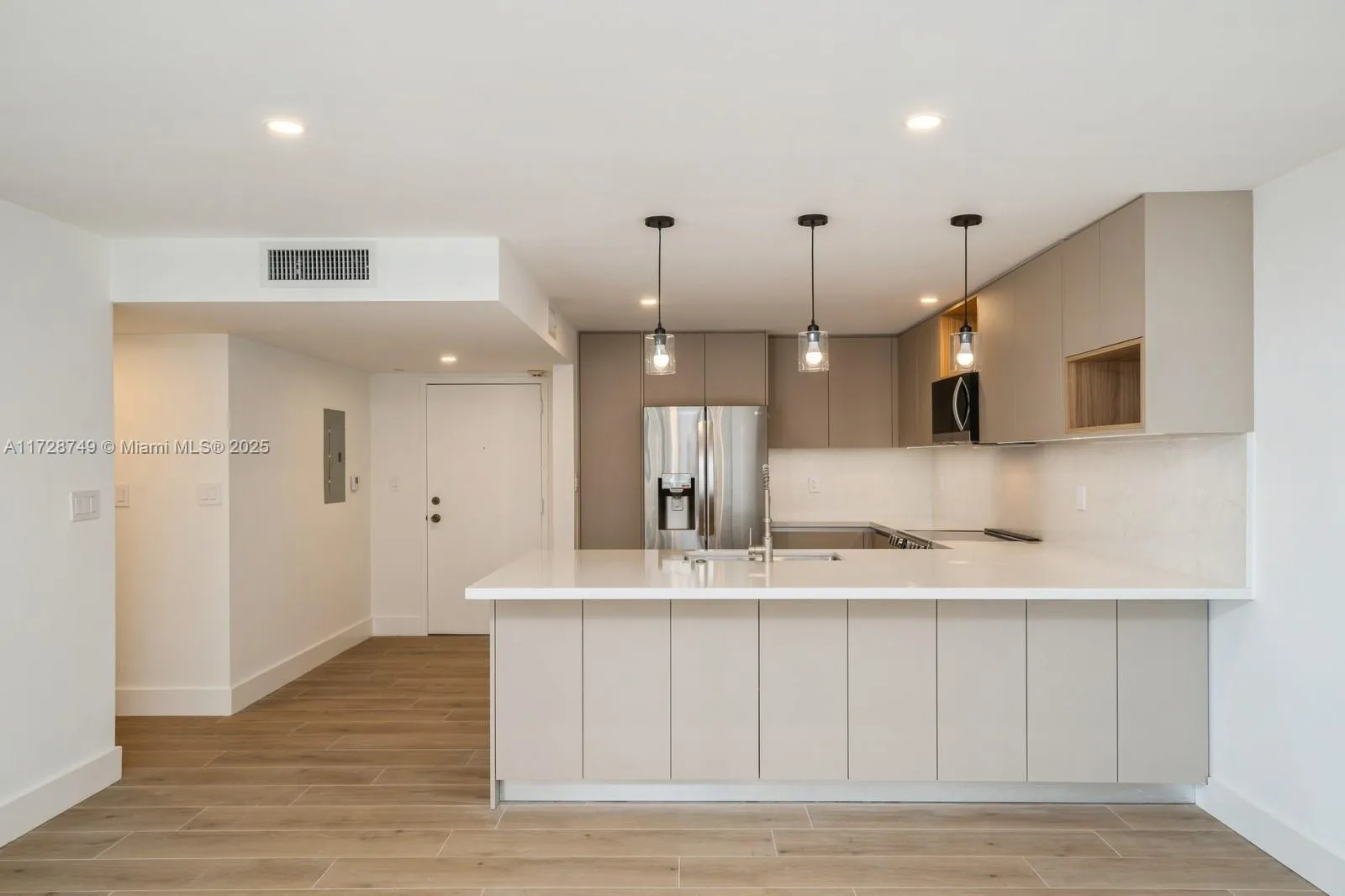 Miami, Florida 33129, United States, 2 Bedrooms Bedrooms, ,2 BathroomsBathrooms,Residential,Pending,12902