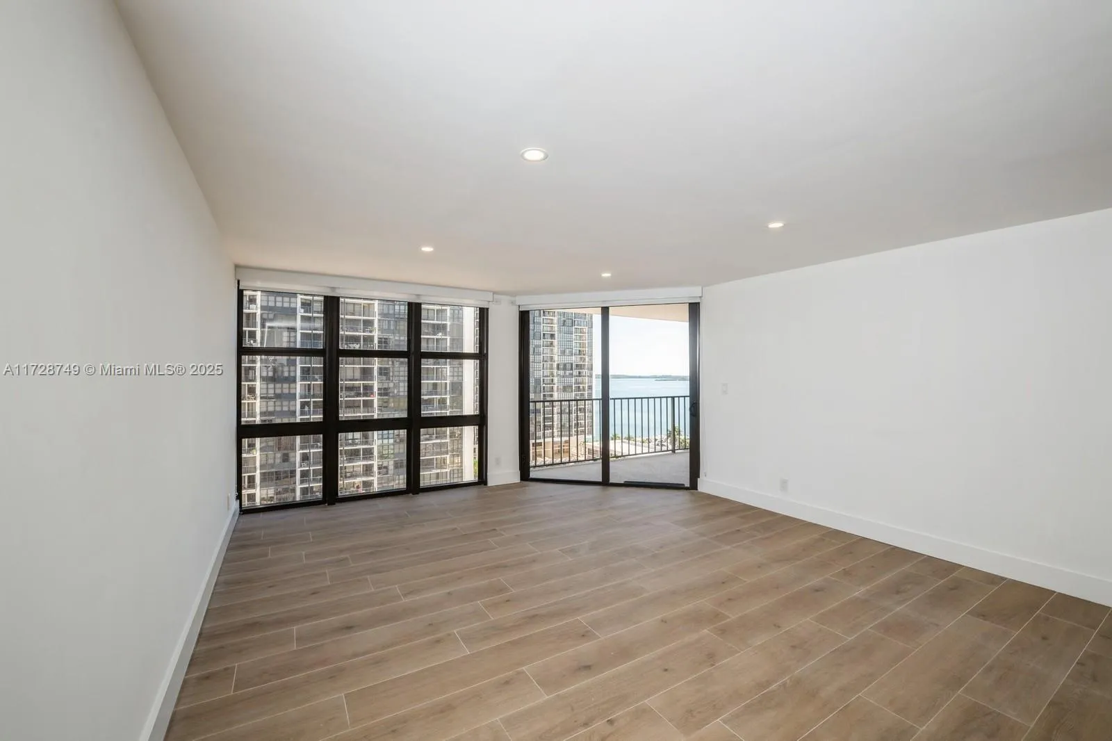 Miami, Florida 33129, United States, 2 Bedrooms Bedrooms, ,2 BathroomsBathrooms,Residential,Pending,12902