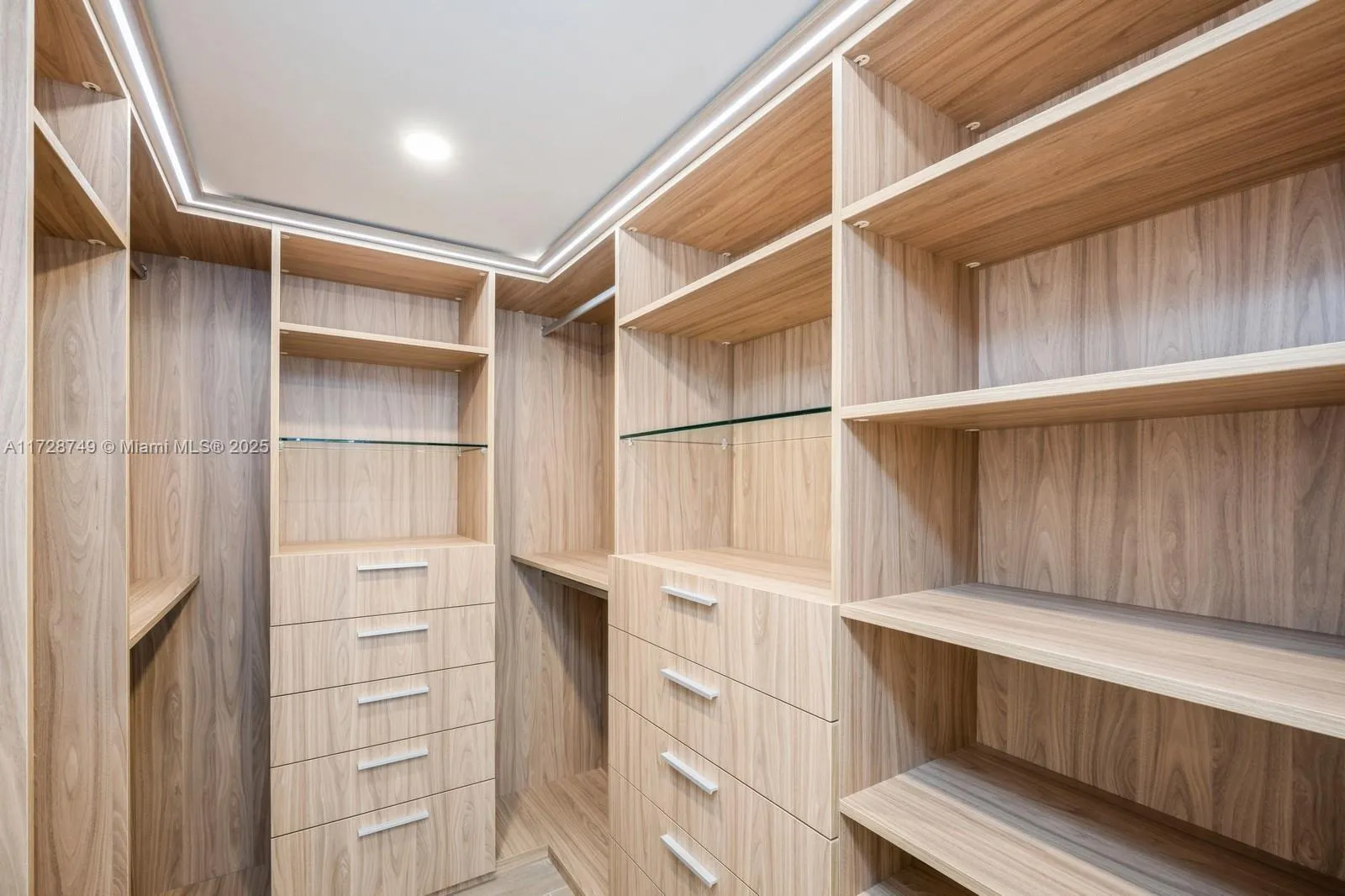 Miami, Florida 33129, United States, 2 Bedrooms Bedrooms, ,2 BathroomsBathrooms,Residential,Pending,12902