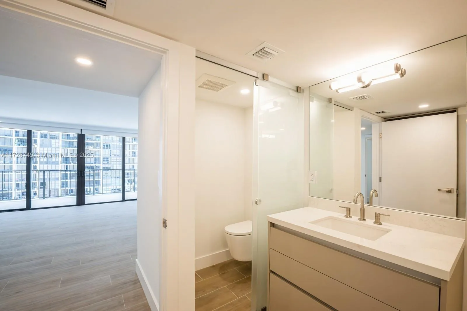 Miami, Florida 33129, United States, 2 Bedrooms Bedrooms, ,2 BathroomsBathrooms,Residential,Pending,12902