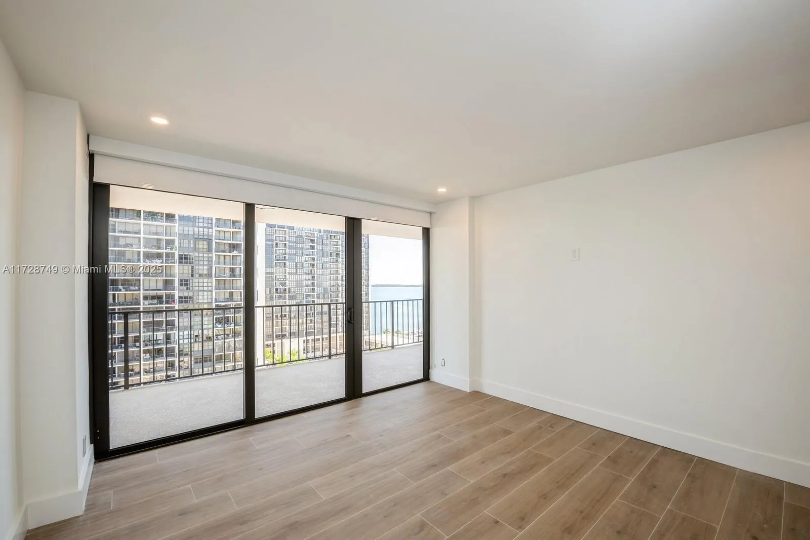 Miami, Florida 33129, United States, 2 Bedrooms Bedrooms, ,2 BathroomsBathrooms,Residential,Pending,12902