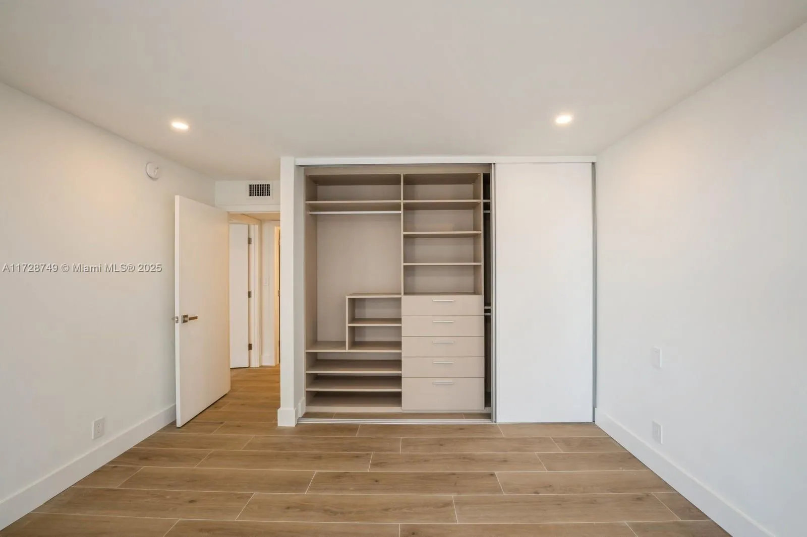 Miami, Florida 33129, United States, 2 Bedrooms Bedrooms, ,2 BathroomsBathrooms,Residential,Pending,12902