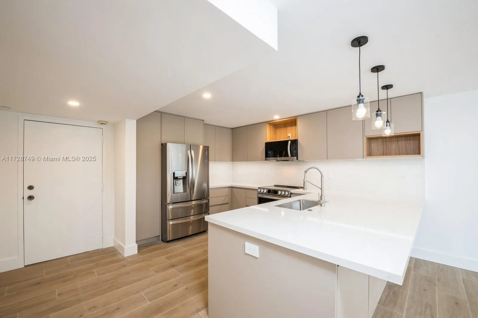 Miami, Florida 33129, United States, 2 Bedrooms Bedrooms, ,2 BathroomsBathrooms,Residential,Pending,12902