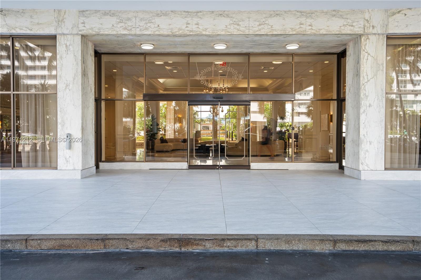 5600 Collins Ave 16Y