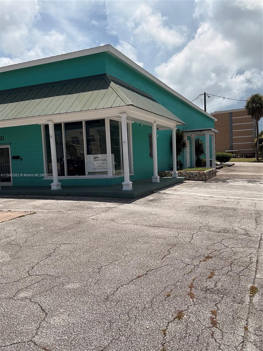 OWNER FINANCING POSSIBLE. Vacant versatile commercial building located in the heart of Fort Pierce on US Highway 1. This is a concrete block 4,004 sq. ft. building with an option for retail up front and warehouse space in back. Adequate parking and on a corner lot. Easy to see, call listing agent. Photos coming soon.
