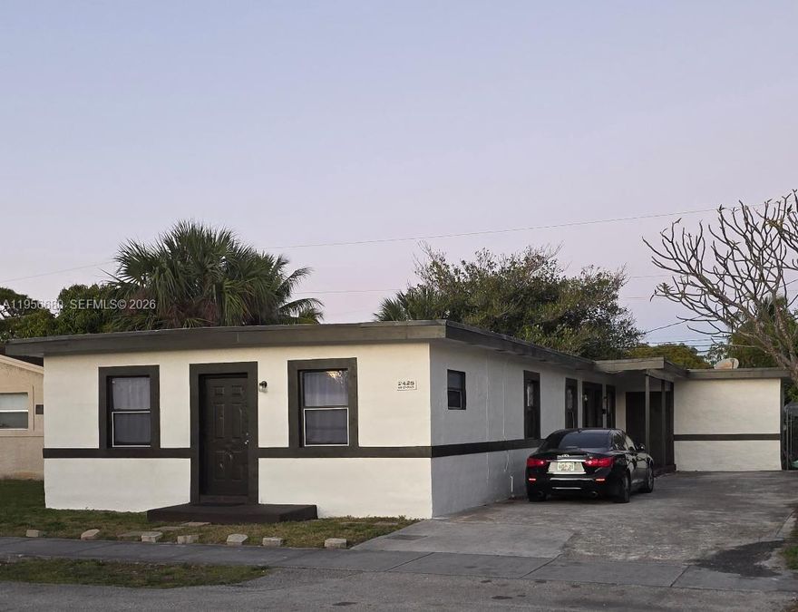 TRIPLEX LOCATED IN FORT LAUDERDALE NEAR ALL MAJOR HIGHWAYS, ALL UNITS HAVE TENANTS FOR MULTIPLE
YEARS.