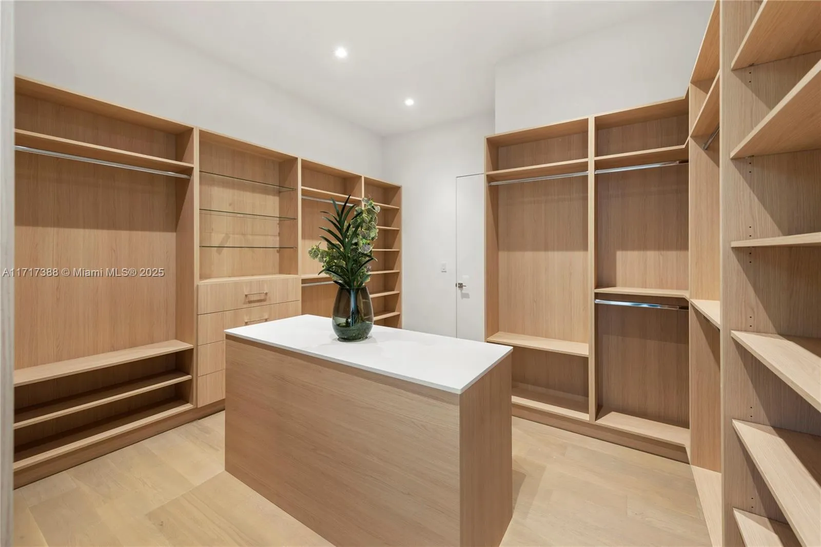 North Miami, Florida 33181, United States, 7 Bedrooms Bedrooms, ,7 BathroomsBathrooms,Residential,Active,22216