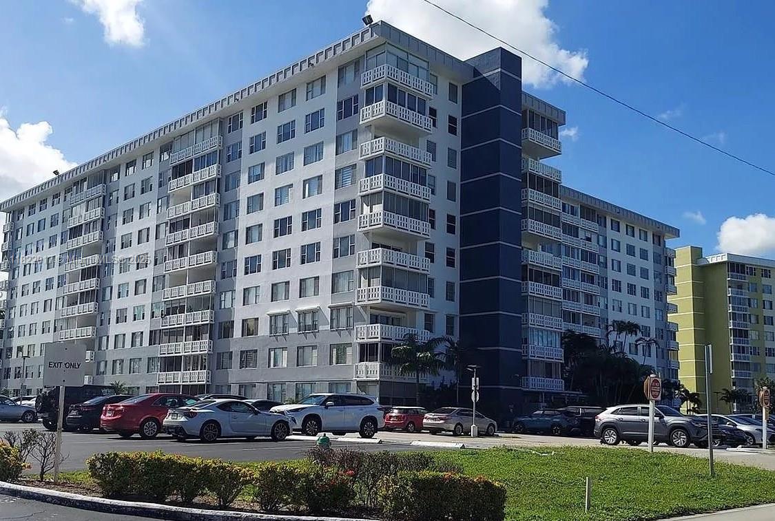 4350 Hillcrest Dr 1014, Hollywood, Broward County, Florida - 2 Bedrooms  
2 Bathrooms - 