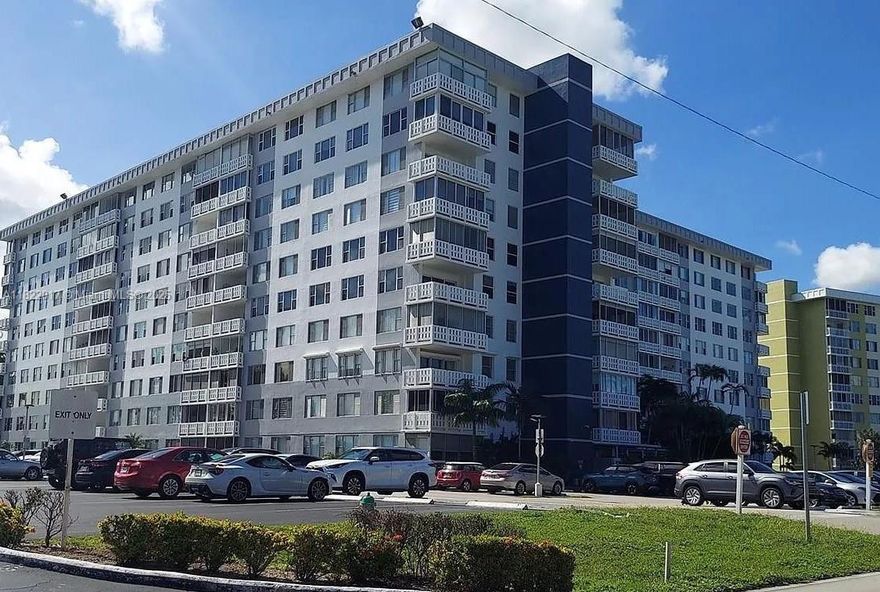 Condo with 2 / 2, wood floor, balcony and ample spaces. Community 55+. No leasing permitted. Building passed its 50 years certification. 700 credit, 35k income, 25k asset, 20% down, $40K min income.