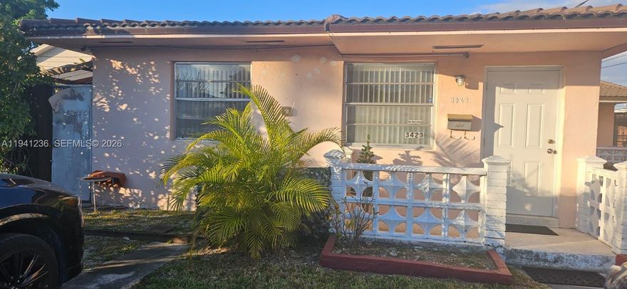 Centrally located 2 bedroom, 1 bathroom; granite floor, duplex unit in the heart of all major points of interest. Stainless steel appliances in the kitchen. Updated bathroom. Priced for immediate and quick turnaround.