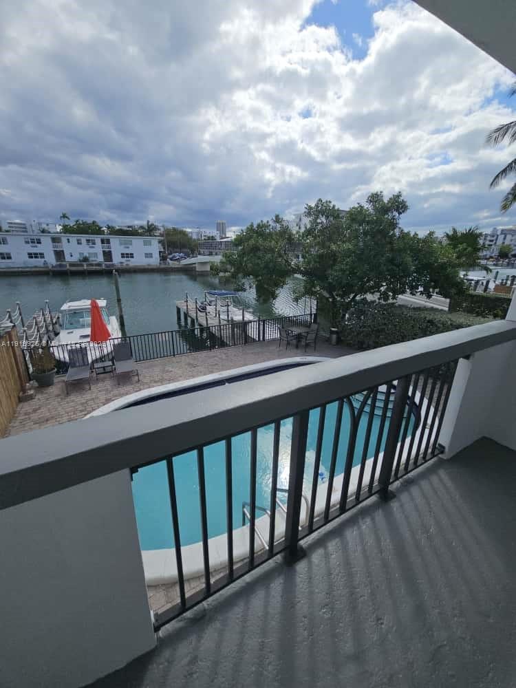 BISCAYNE BCH SUB - Residential Lease