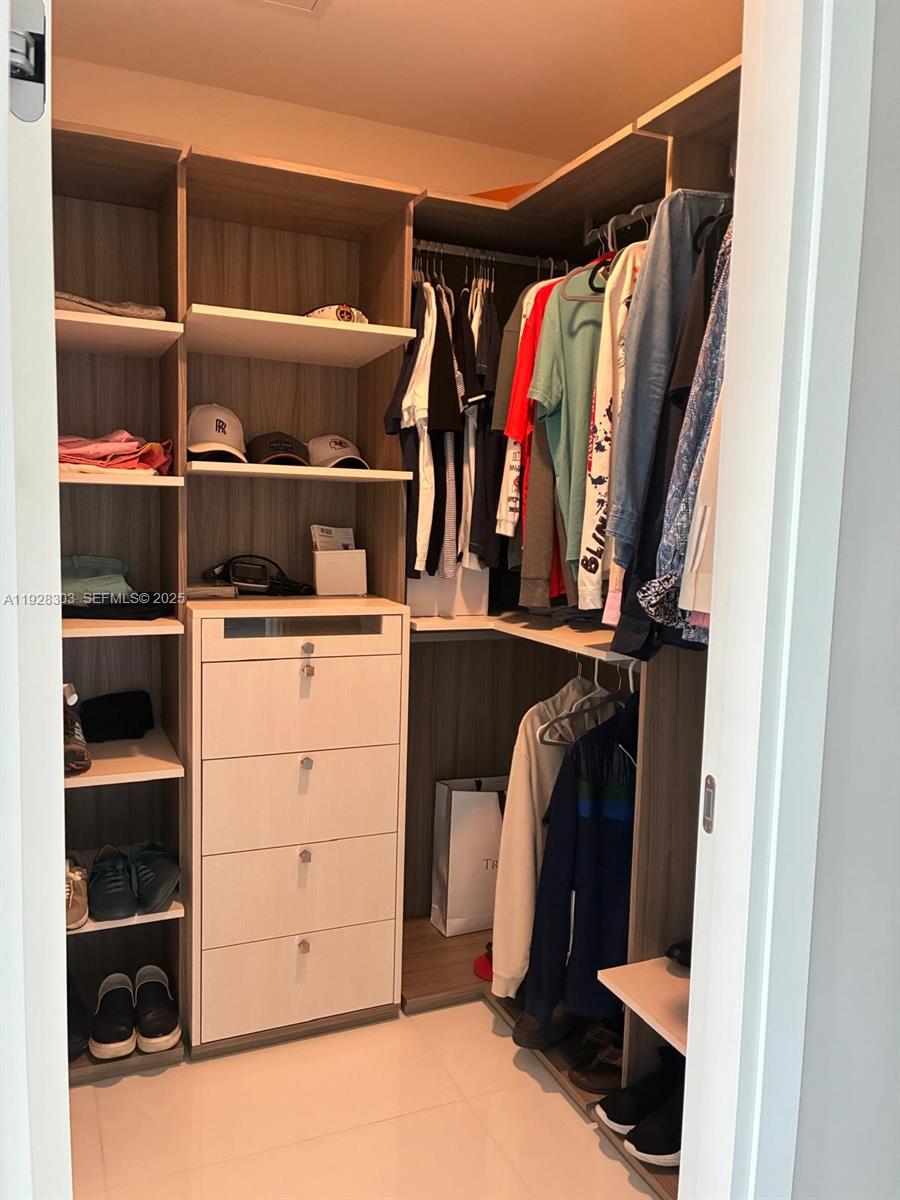 PARQUE TOWERS CONDO - Residential