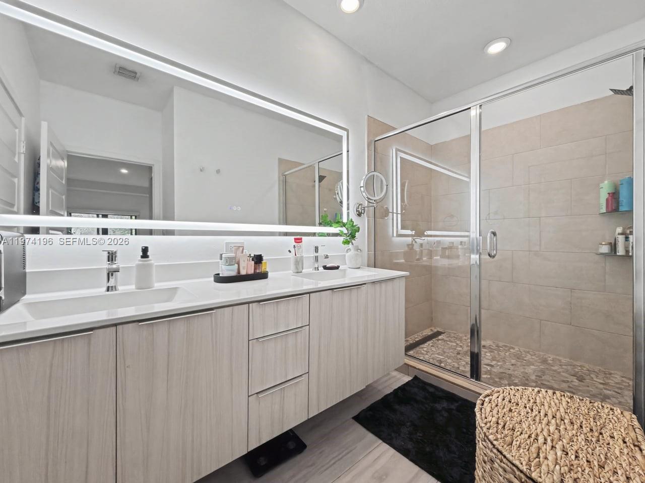 DOWNTOWN DORAL SOUTH PHAS - Residential