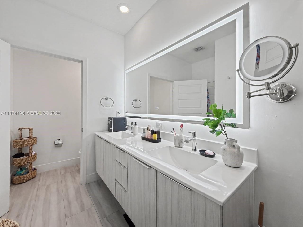 DOWNTOWN DORAL SOUTH PHAS - Residential