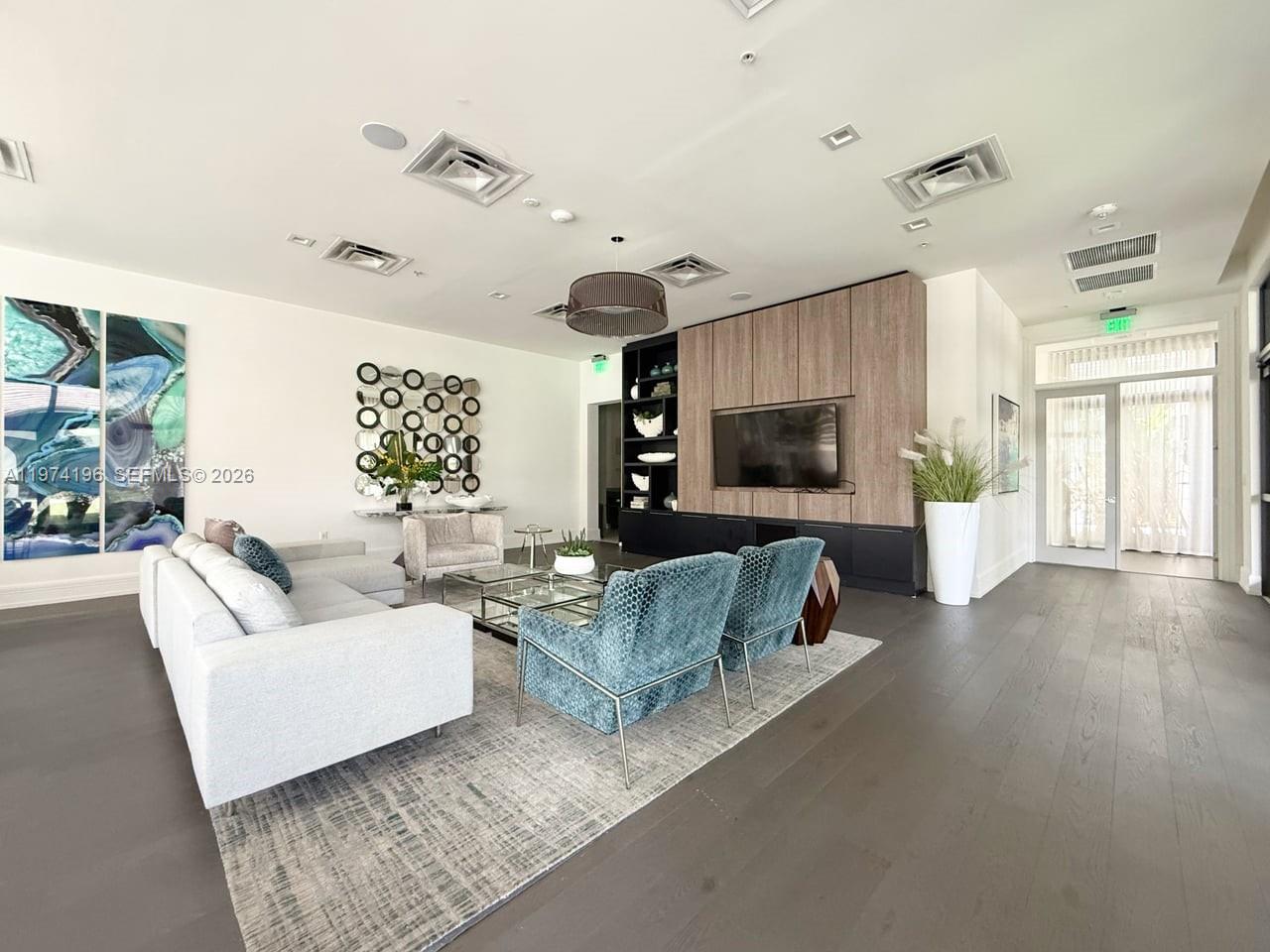 DOWNTOWN DORAL SOUTH PHAS - Residential