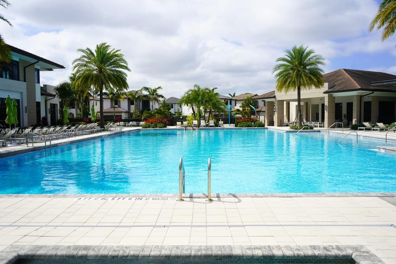 DOWNTOWN DORAL SOUTH PHAS - Residential