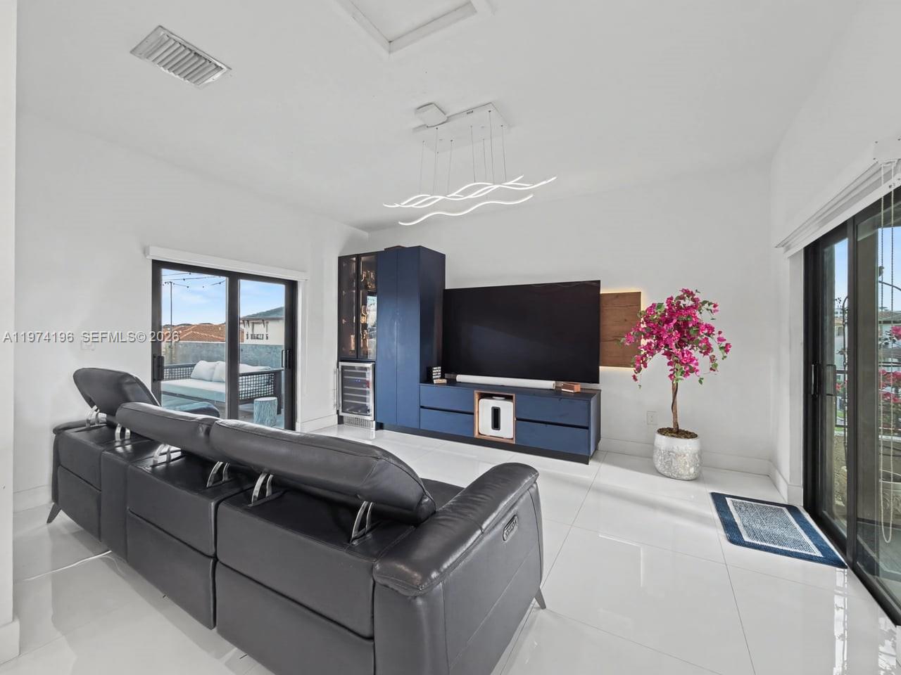 DOWNTOWN DORAL SOUTH PHAS - Residential