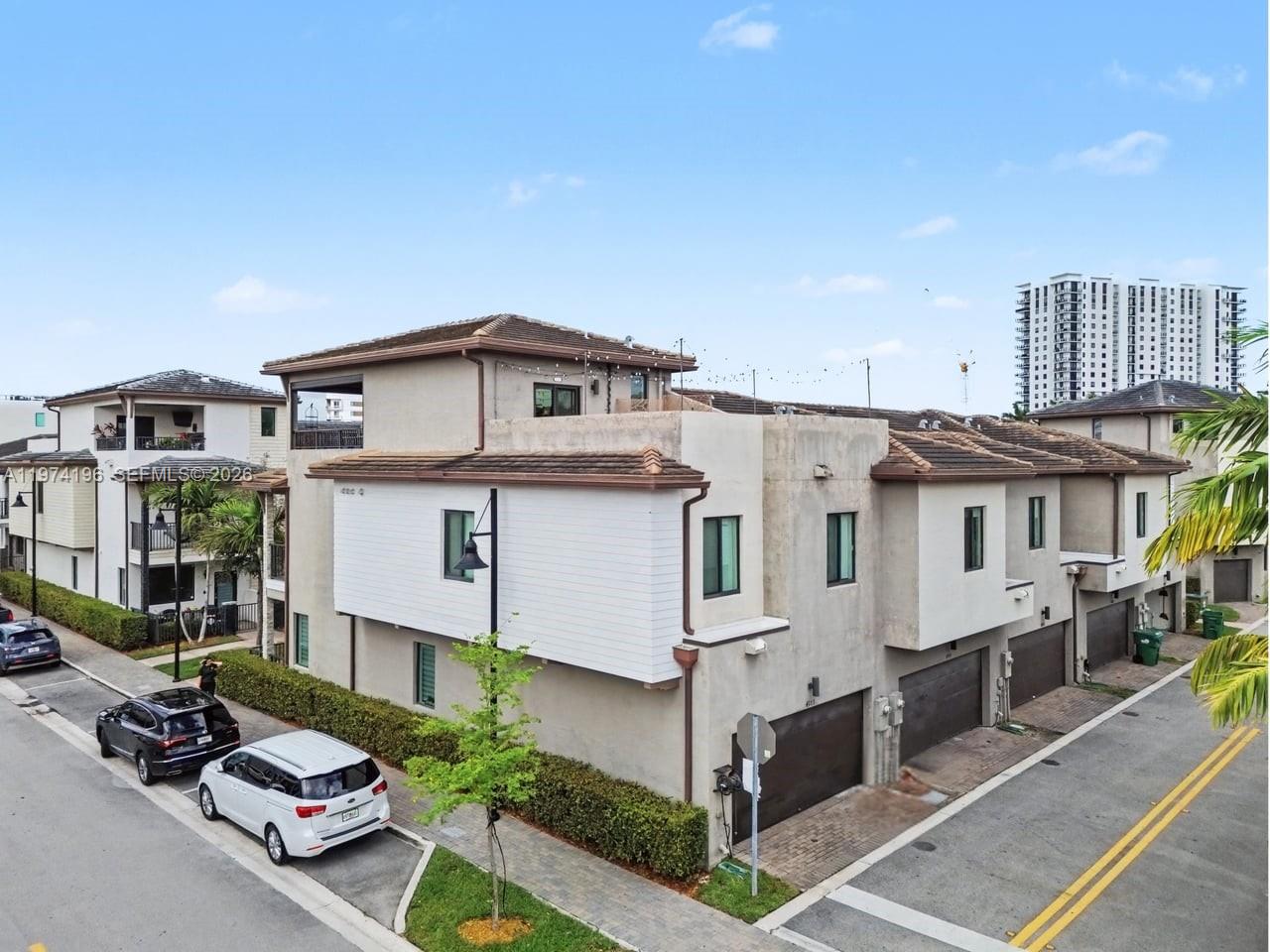 DOWNTOWN DORAL SOUTH PHAS - Residential