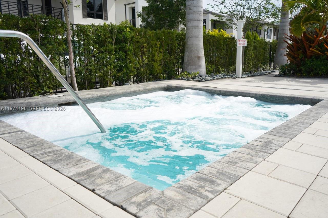 DOWNTOWN DORAL SOUTH PHAS - Residential