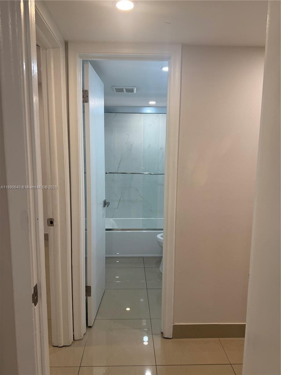 HOLLYWOOD ENTRADA AMENDED - Residential Lease