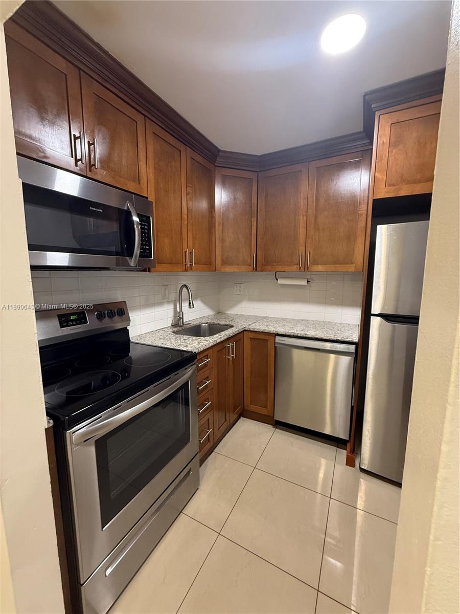 HOLLYWOOD ENTRADA AMENDED - Residential Lease