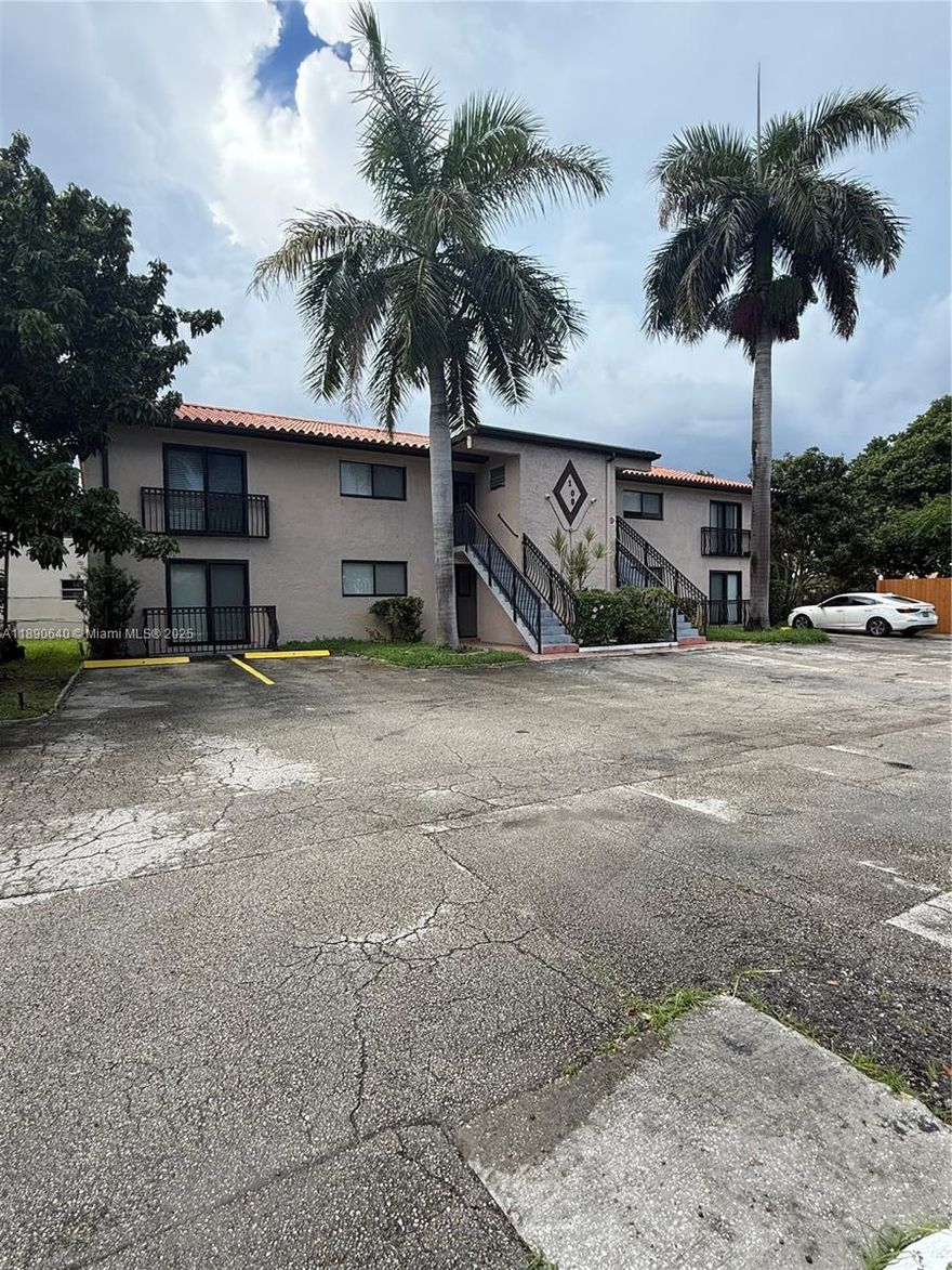 Cozy yet large 2 bedroom/2 bathroom apartment in a quiet 6 unit apartment building with two assigned Parking Spaces. Walking distance to Gulfstream Park, Whole Foods, Publix, Winn Dixie Plaza and the beach. No management or association and a privately owned building. No age restrictions. Must have proof of income. Move in fast with no screening. Perfect for home business (massage, nails, cosmetician, etc).
FIRST AND SECURITY GETS YOU IN.