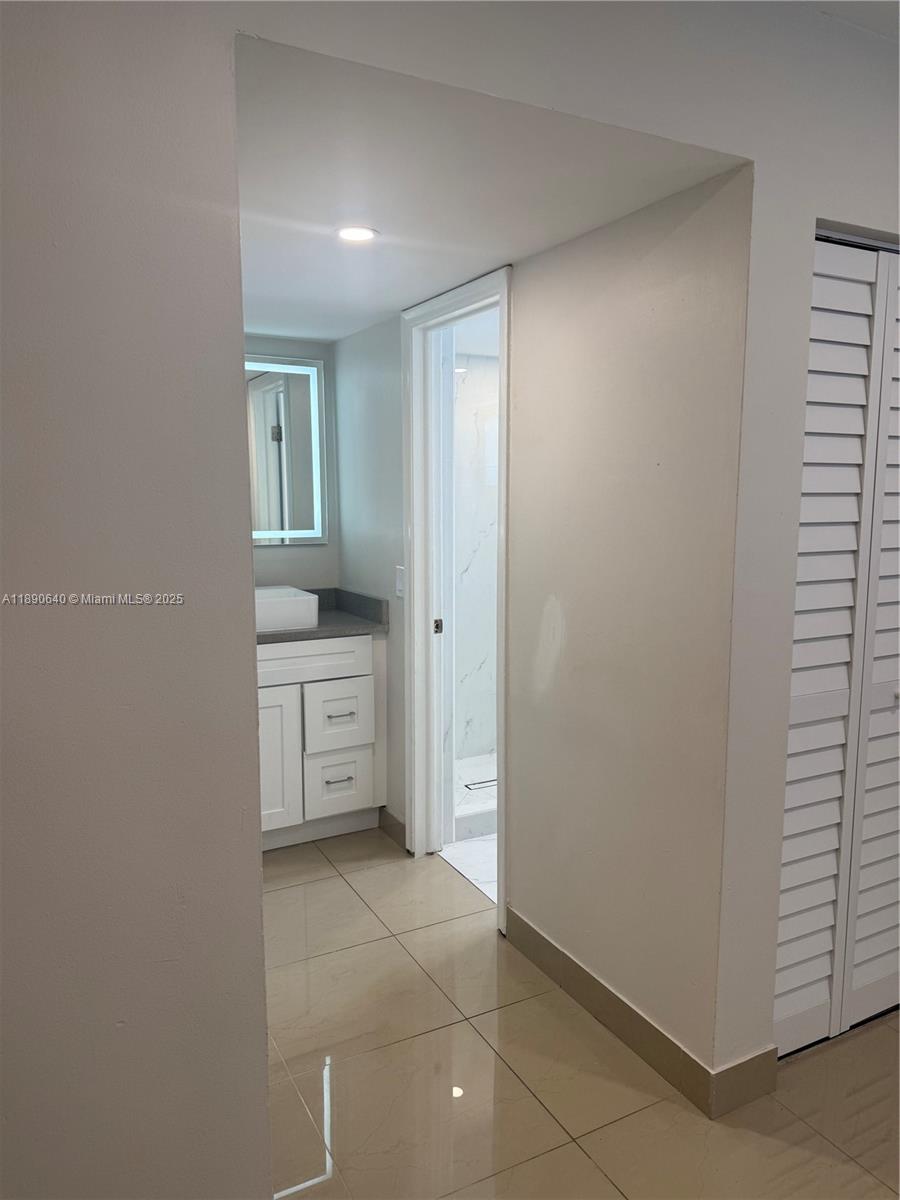 HOLLYWOOD ENTRADA AMENDED - Residential Lease