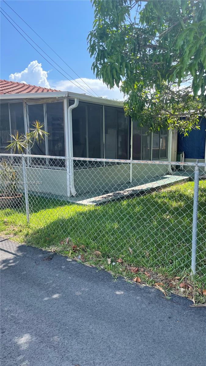 BROWARD MANOR OF HOLLYWOO - Residential Lease