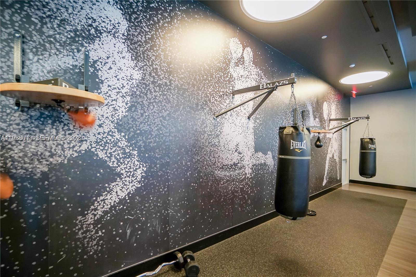 PARAMOUNT MIAMI WORLDCENT - Residential Lease