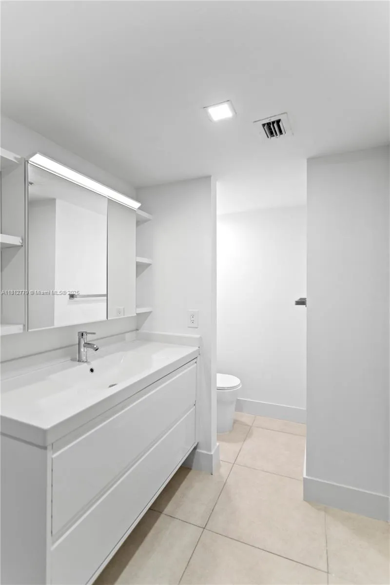 Miami, Florida 33179, United States, 1 Bedroom Bedrooms, ,2 BathroomsBathrooms,Residential,Active,140711