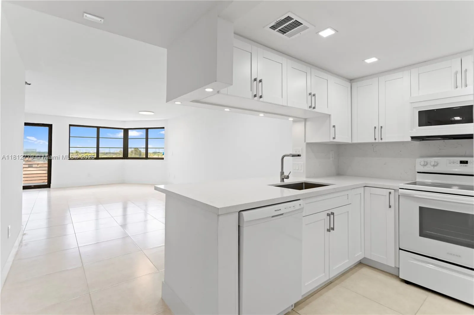 Miami, Florida 33179, United States, 1 Bedroom Bedrooms, ,2 BathroomsBathrooms,Residential,Active,140711