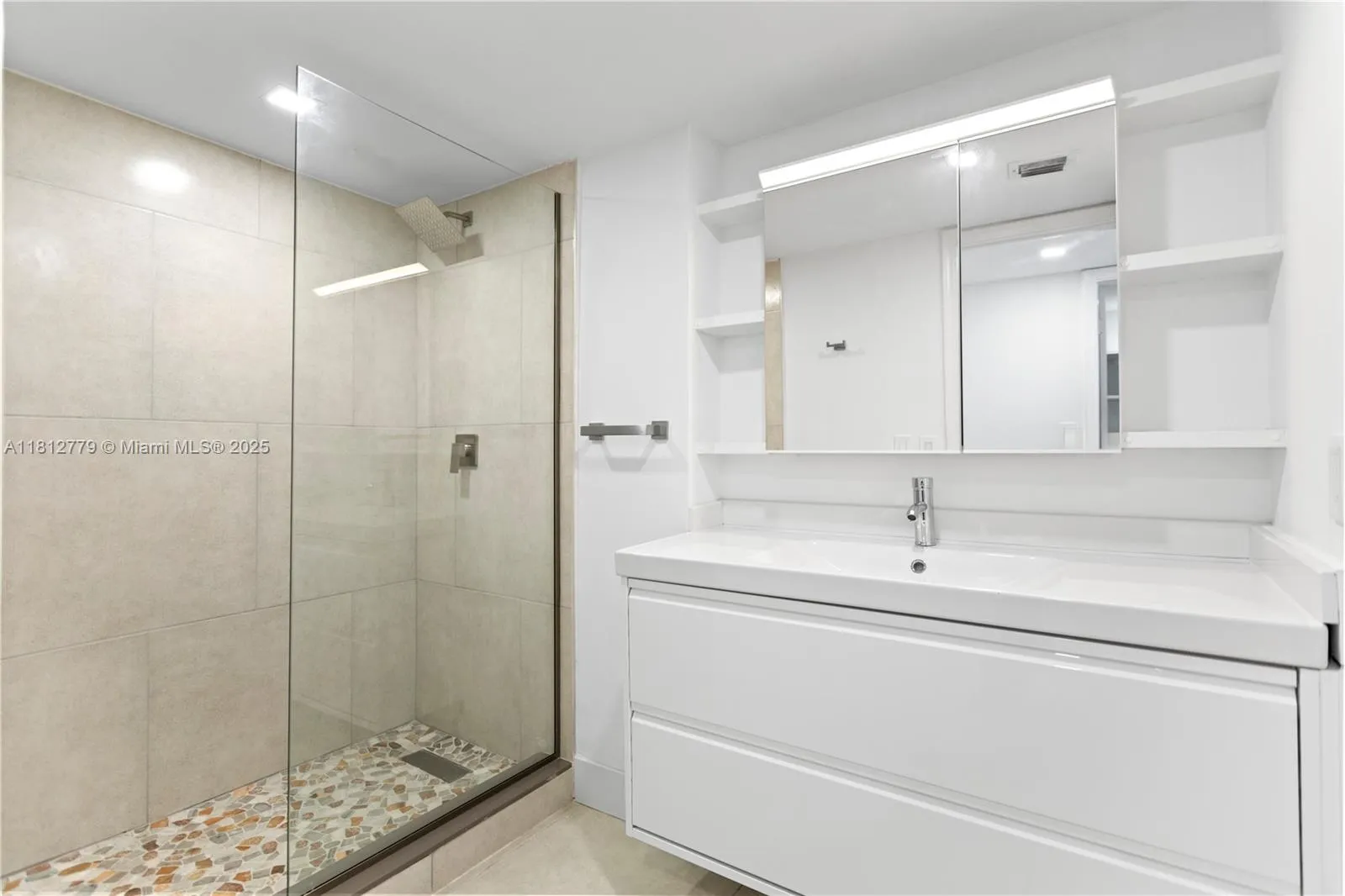 Miami, Florida 33179, United States, 1 Bedroom Bedrooms, ,2 BathroomsBathrooms,Residential,Active,140711