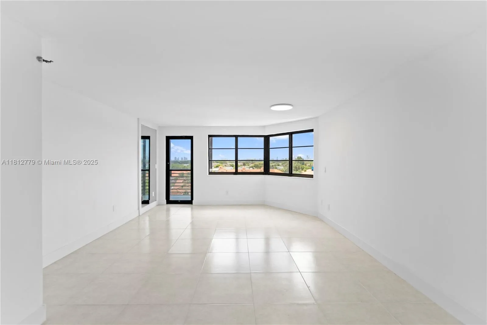 Miami, Florida 33179, United States, 1 Bedroom Bedrooms, ,2 BathroomsBathrooms,Residential,Active,140711