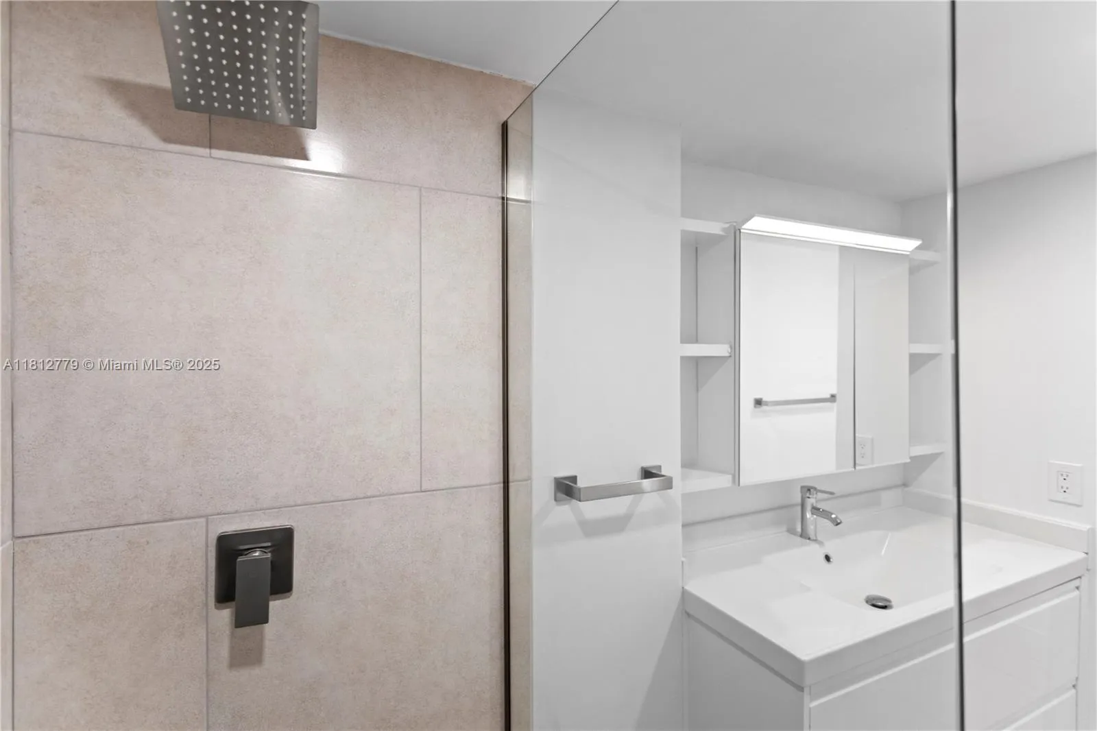 Miami, Florida 33179, United States, 1 Bedroom Bedrooms, ,2 BathroomsBathrooms,Residential,Active,140711