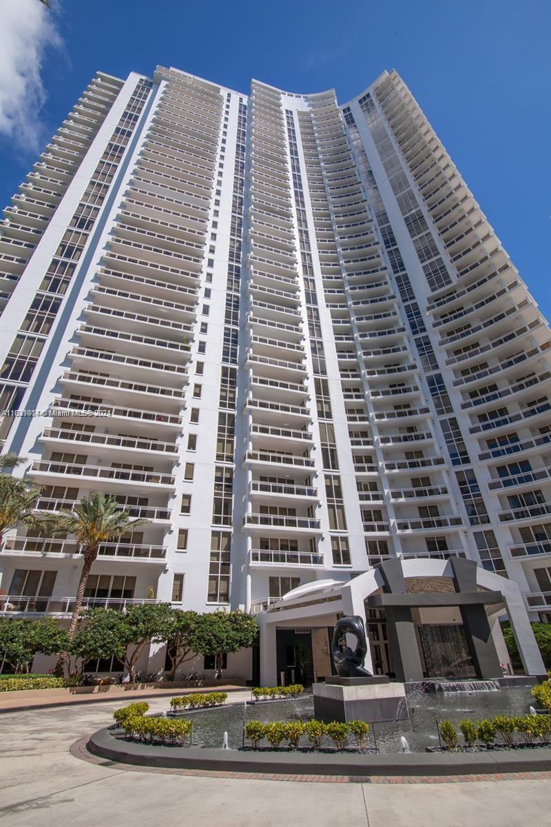 CARBONELL at Brickell Key offers from The 32 floor an spectacular view of Biscayne Bay, Port of Miami and the magnificent condo buildings on Brickell Avenue and Brickell Key. All rooms are bright, with their own spacious balcony to admire the breathtaking view from Biscayne Bay! Offers a guest half bathroom. Building located at the exclusive private island on Brickell Key , walking distance to Brickell City Center , restaurants, cafes, business district area, Metro Mover and much more.
Please see Brokers Remarks for additional showing instructions information.