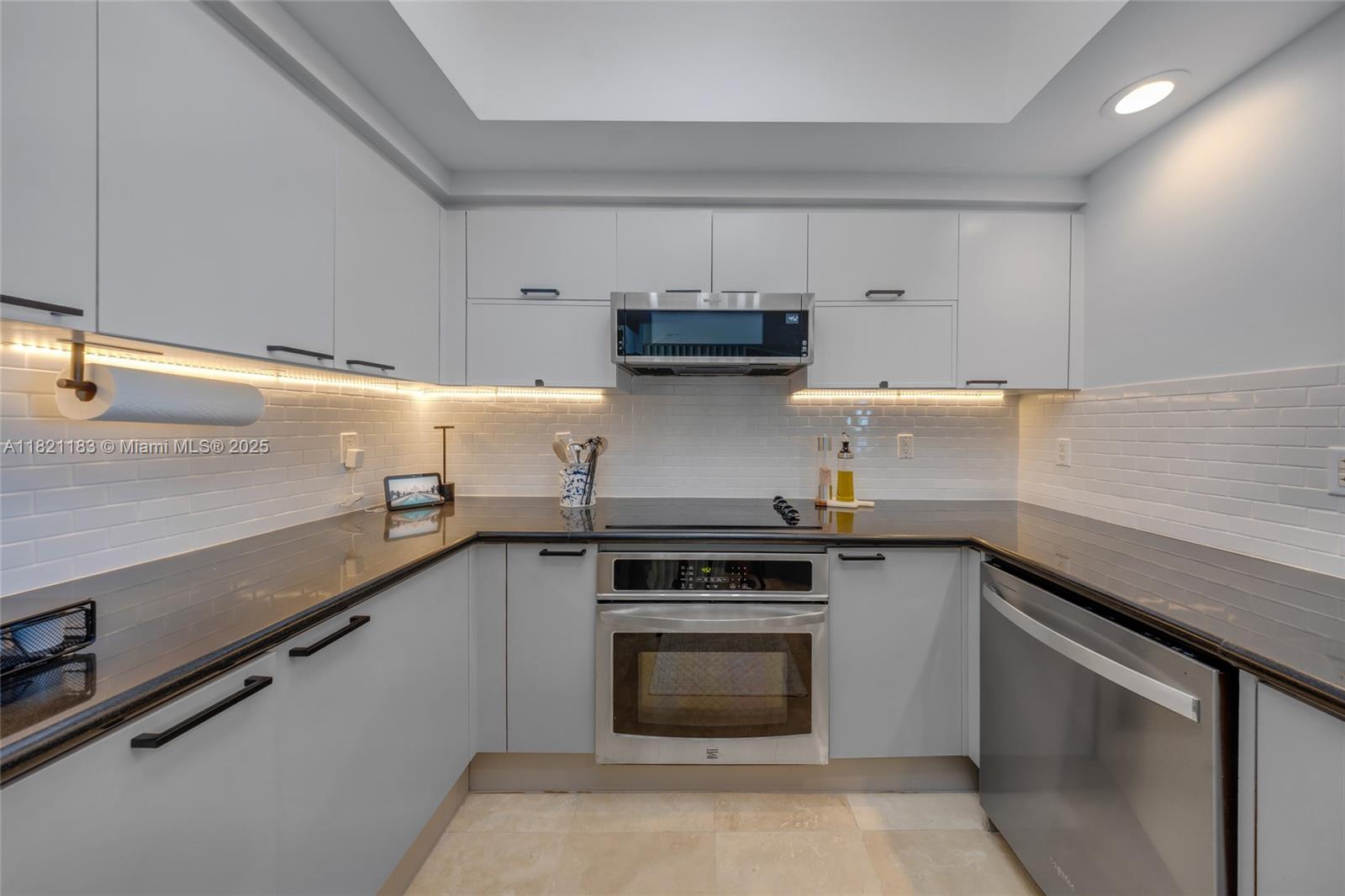 15051 Royal Oaks Ln 1901, North Miami, FL, 33181/$475,000 4 15051 Royal Oaks Ln 1901