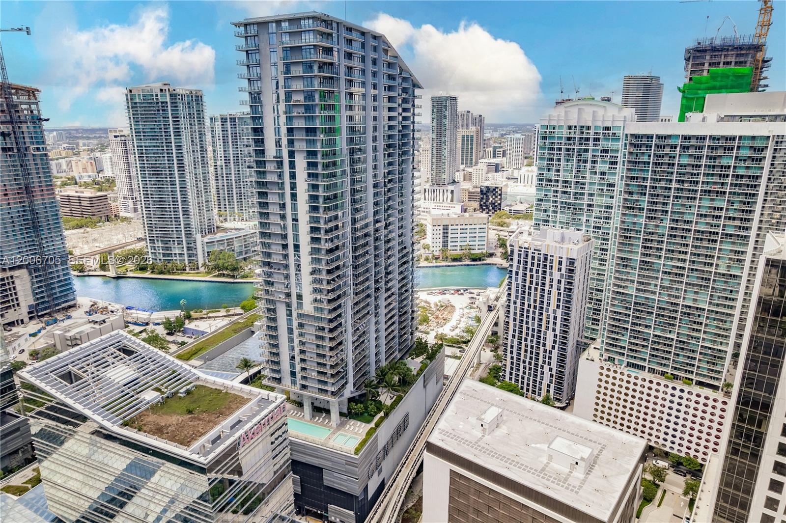 REACH CONDO - Residential