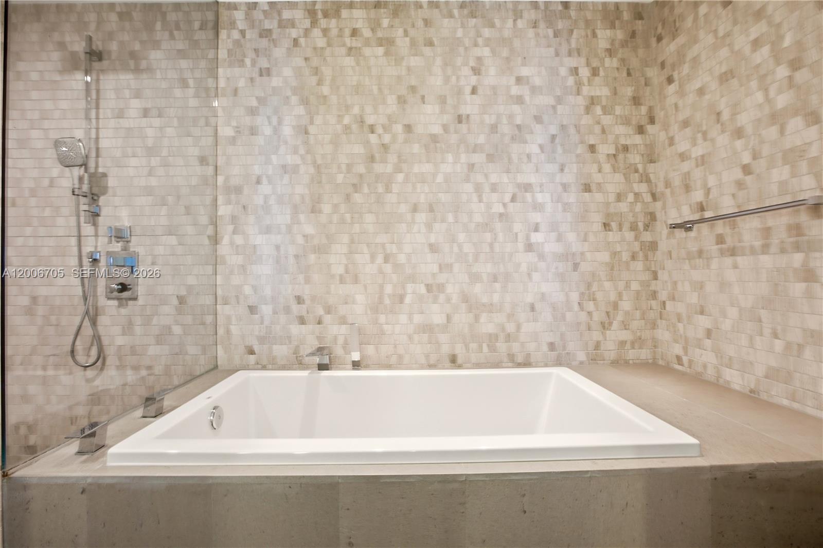 REACH CONDO - Residential