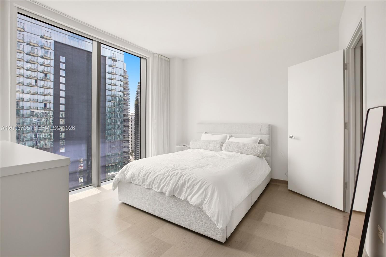 REACH CONDO - Residential