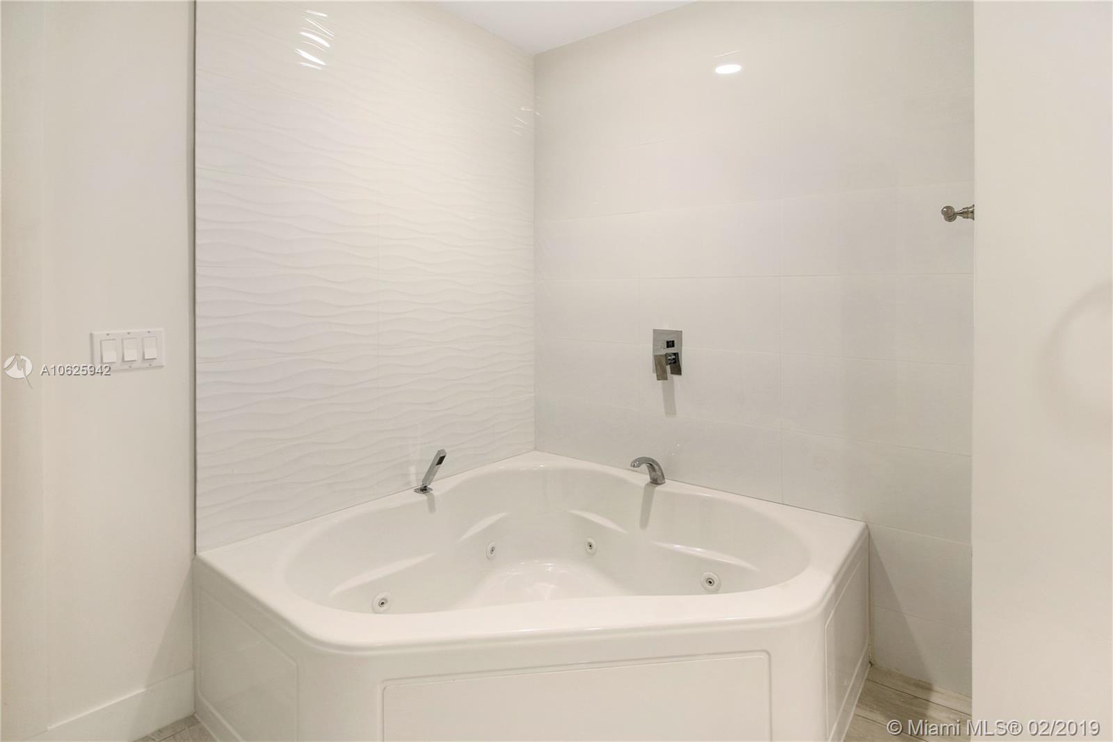 THE OAKS I CONDO - Residential Lease