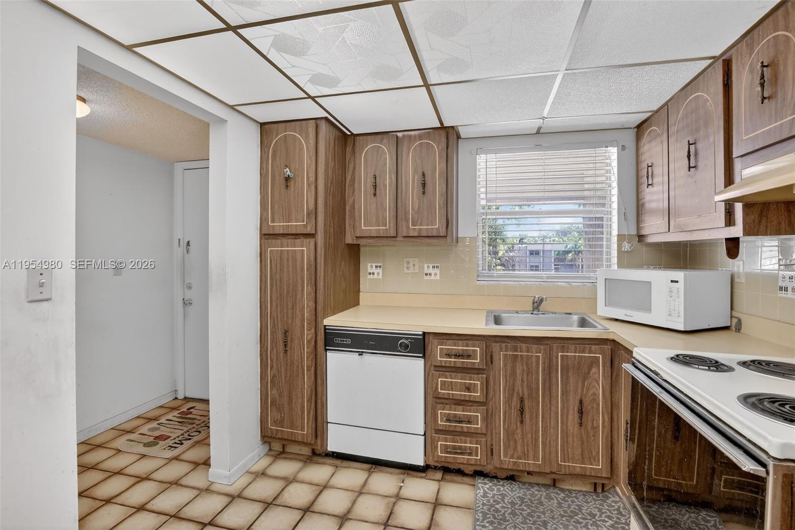 ALPINE WOODS VILLA NO V C - Residential