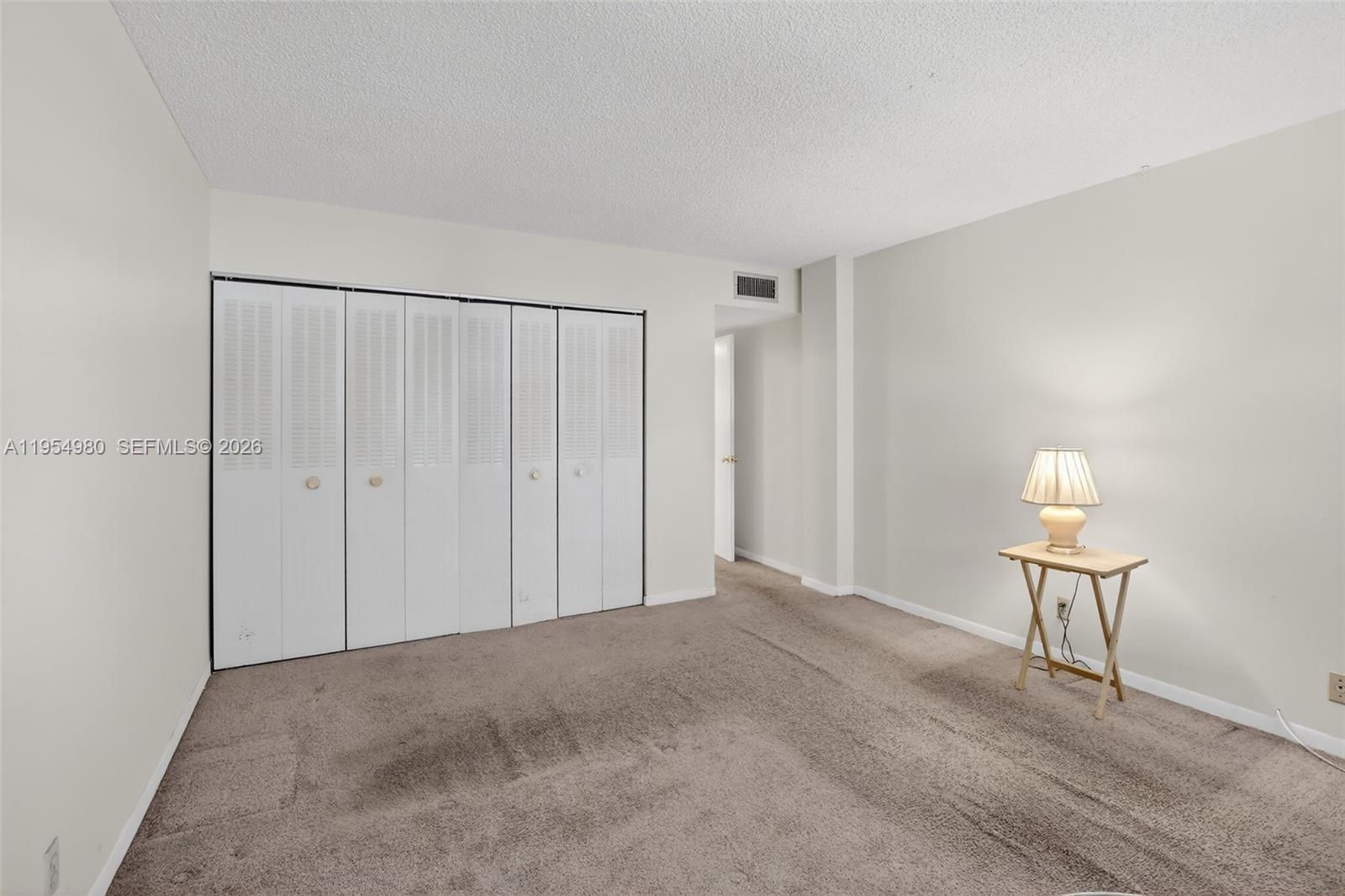 ALPINE WOODS VILLA NO V C - Residential