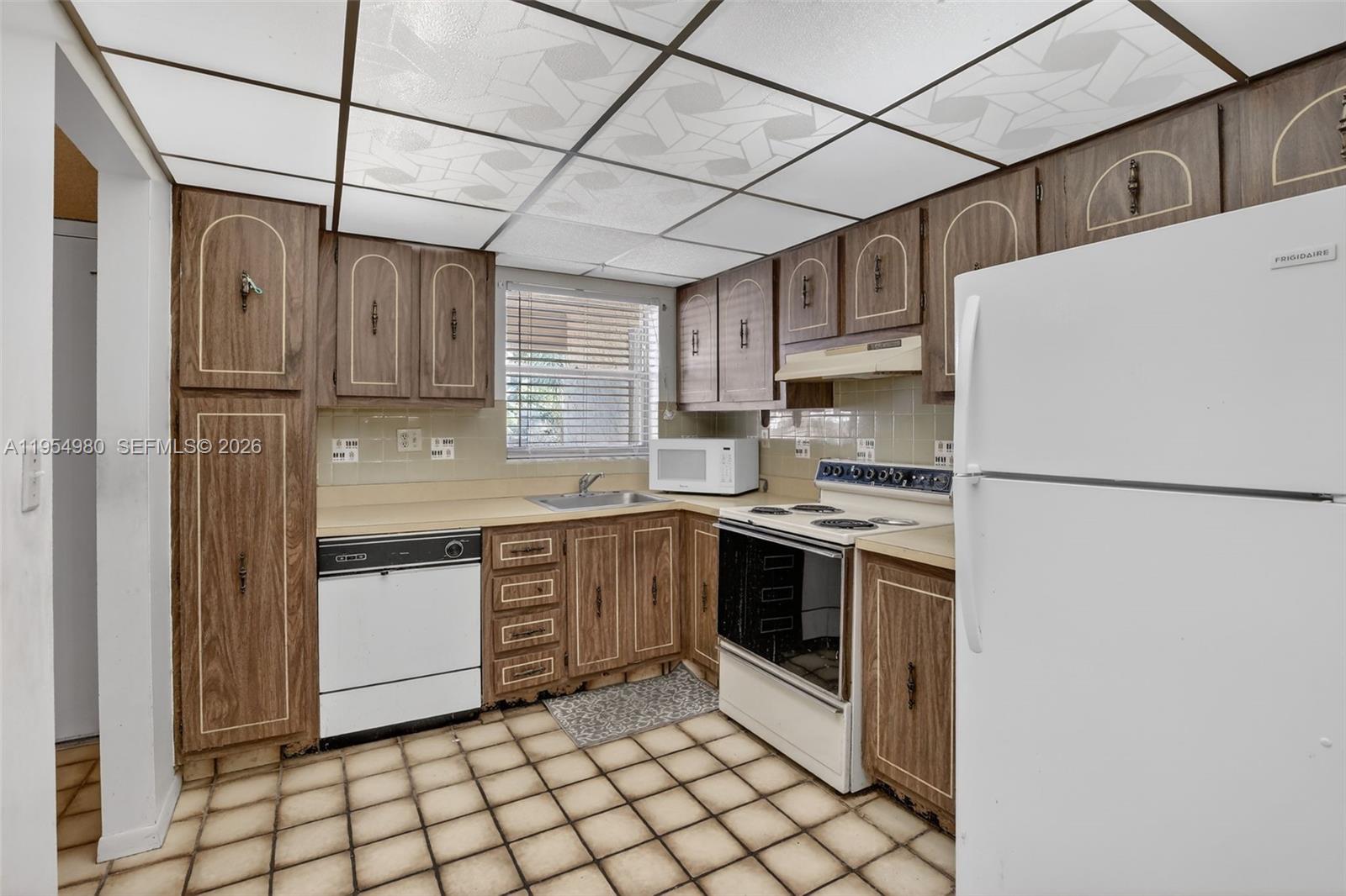 ALPINE WOODS VILLA NO V C - Residential