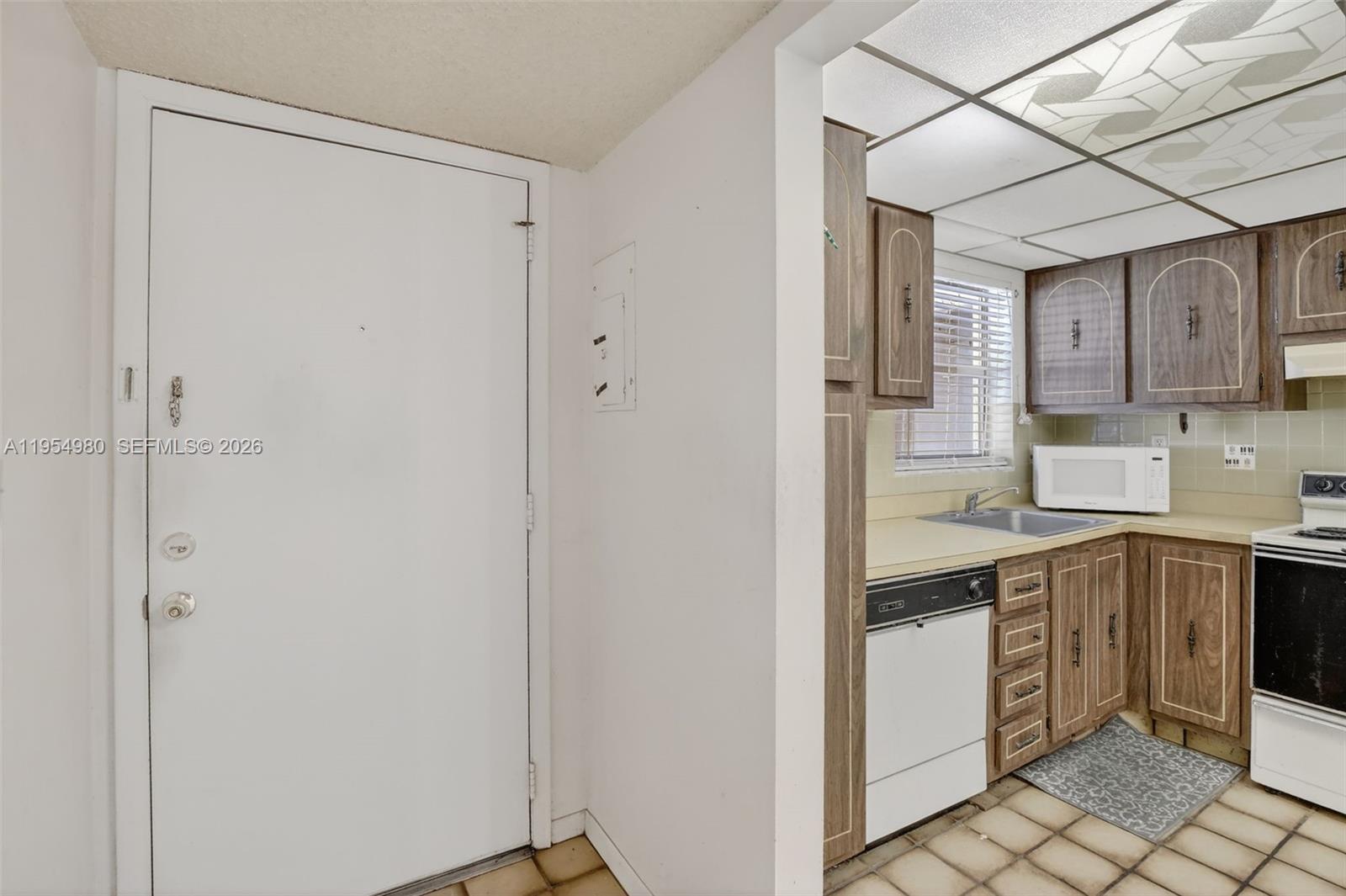 ALPINE WOODS VILLA NO V C - Residential