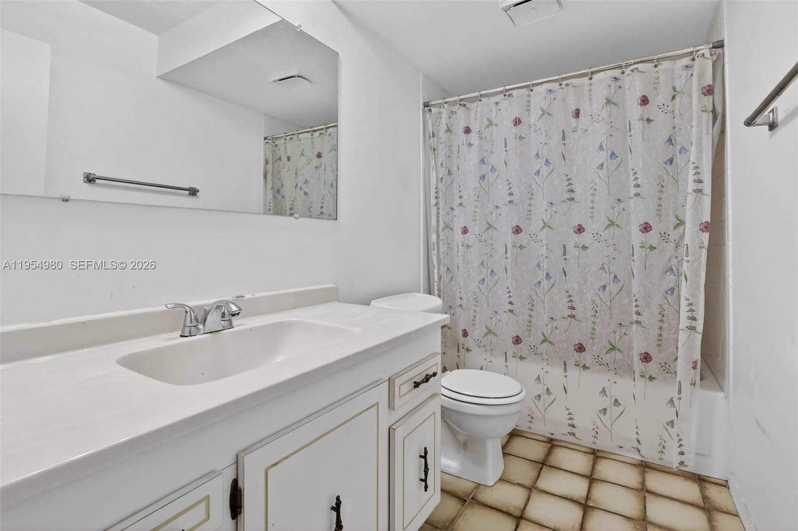 ALPINE WOODS VILLA NO V C - Residential