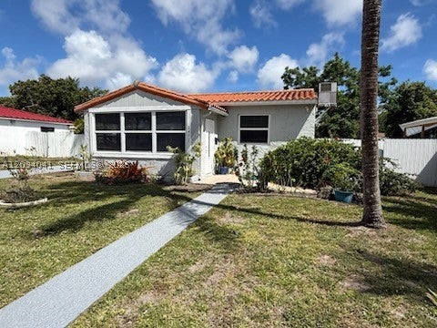Photo of 2471 Dewey St, Hollywood, FL 33020 (MLS # A12094041)