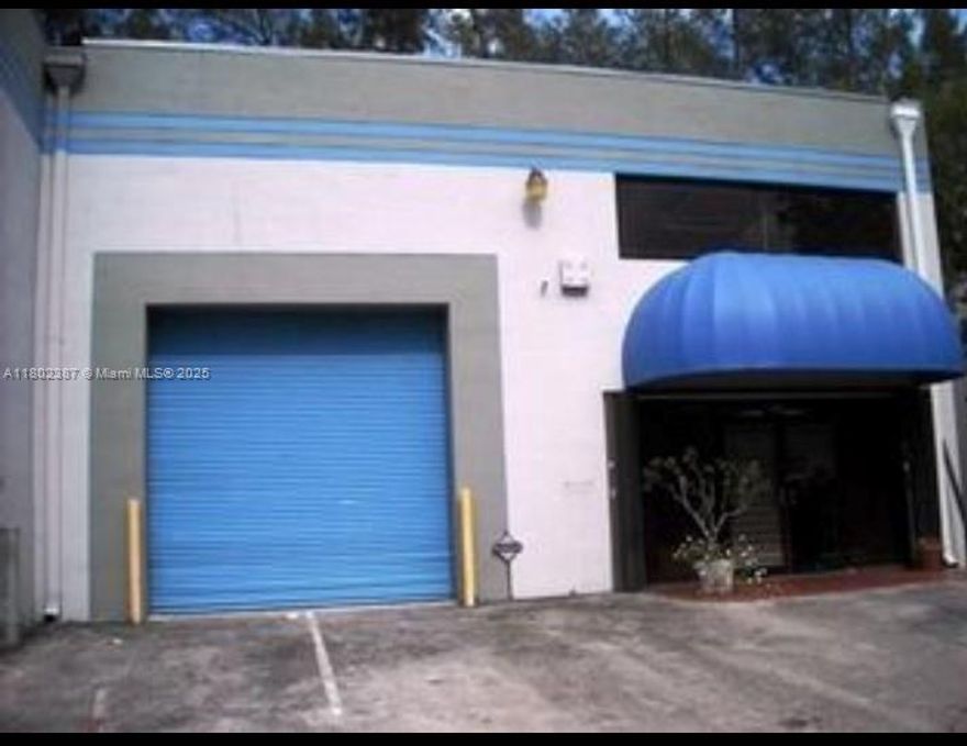 Great opportunity to own this property in the heart of Doral. This combination of office and warehouse features 6,795 square feet which includes Show room, office space and Warehouse. Warehouse has 2 loading docks and 1 ground-level door. Ample parking. Lot size is 20,625 square feet.
This property is perfect for any type of business that needs these amenities. This property can be used for different types of business. Don't miss out on this prime location! Close to the airport and major highways. Schedule a visit today!