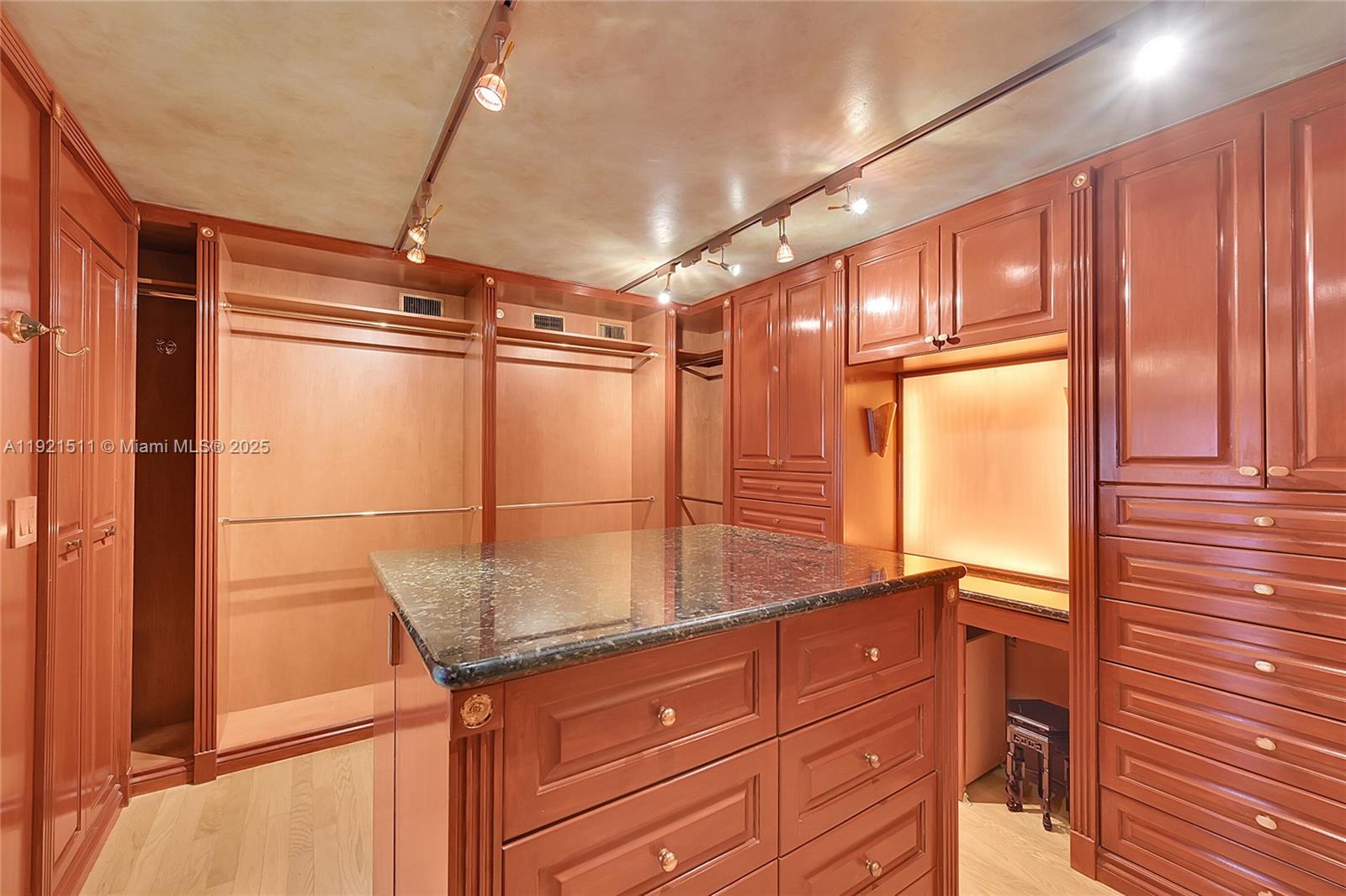 CORINTHIAN ON THE INTRACO - Residential