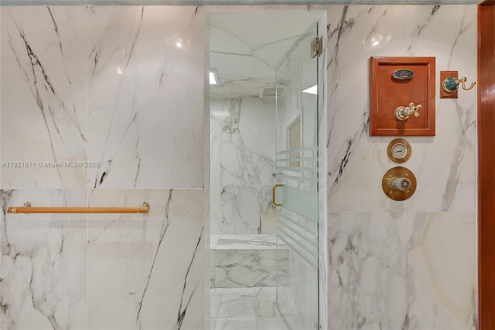 CORINTHIAN ON THE INTRACO - Residential