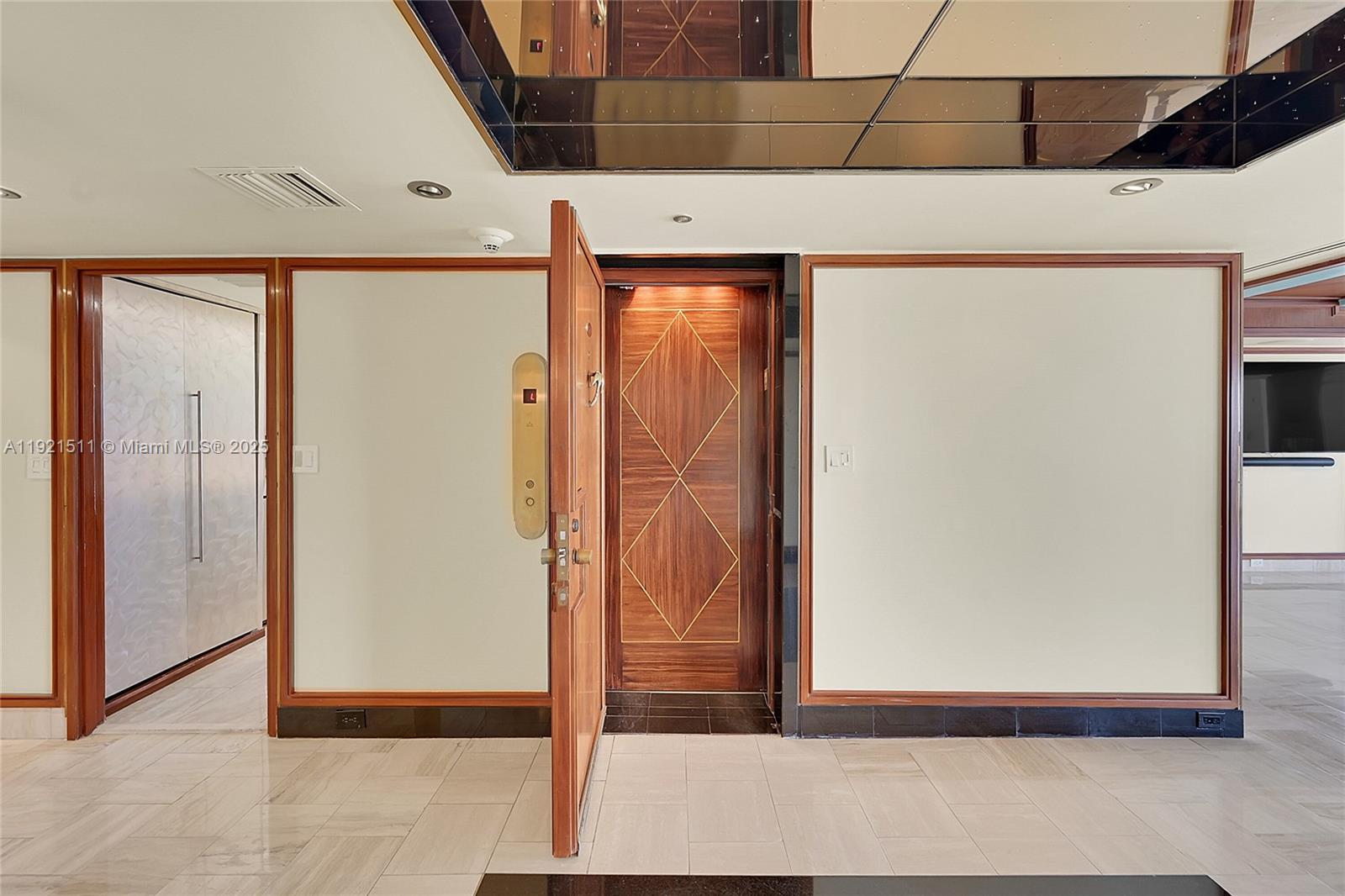 CORINTHIAN ON THE INTRACO - Residential